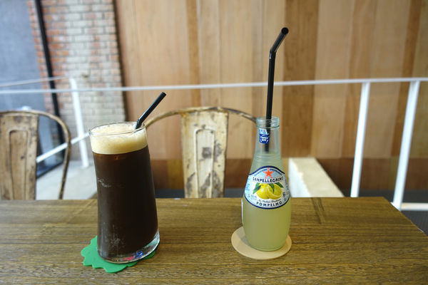 重量級的雙層牛肉洋蔥圈漢堡超震撼~還是個平日不限時、內建遊樂間的包場聖地呀！T-Park Café & eatery