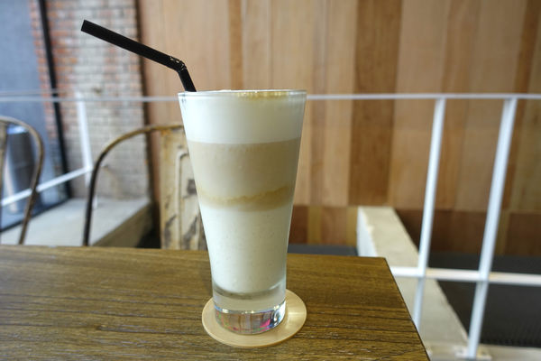 重量級的雙層牛肉洋蔥圈漢堡超震撼~還是個平日不限時、內建遊樂間的包場聖地呀！T-Park Café & eatery