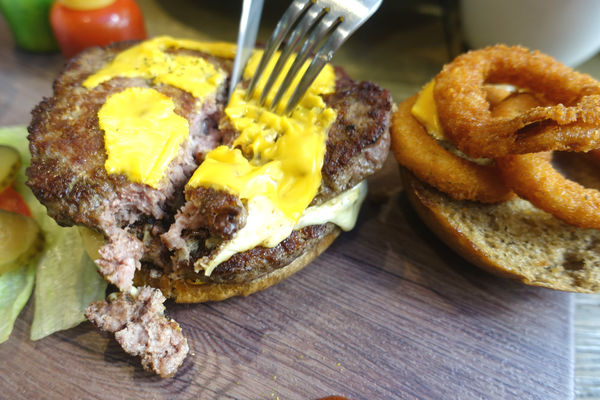 重量級的雙層牛肉洋蔥圈漢堡超震撼~還是個平日不限時、內建遊樂間的包場聖地呀！T-Park Café & eatery