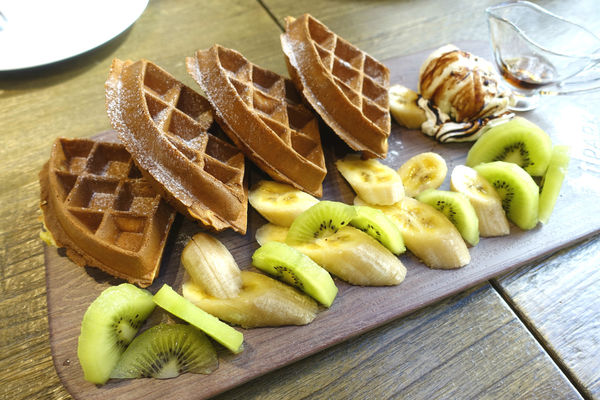 重量級的雙層牛肉洋蔥圈漢堡超震撼~還是個平日不限時、內建遊樂間的包場聖地呀！T-Park Café & eatery