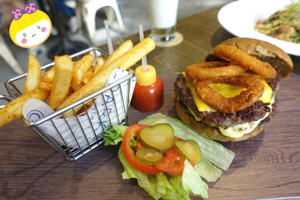 重量級的雙層牛肉洋蔥圈漢堡超震撼~還是個平日不限時、內建遊樂間的包場聖地呀！T-Park Café & eatery