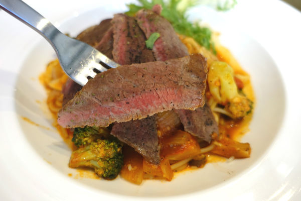 重量級的雙層牛肉洋蔥圈漢堡超震撼~還是個平日不限時、內建遊樂間的包場聖地呀！T-Park Café & eatery