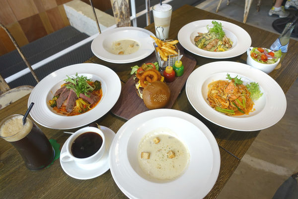 重量級的雙層牛肉洋蔥圈漢堡超震撼~還是個平日不限時、內建遊樂間的包場聖地呀！T-Park Café & eatery