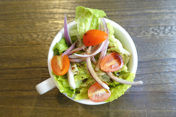 重量級的雙層牛肉洋蔥圈漢堡超震撼~還是個平日不限時、內建遊樂間的包場聖地呀！T-Park Café & eatery