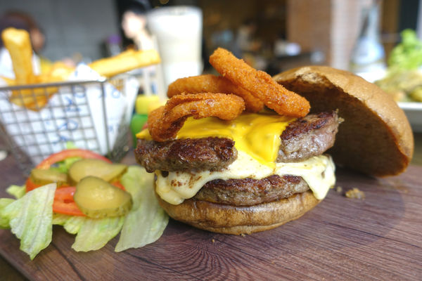 重量級的雙層牛肉洋蔥圈漢堡超震撼~還是個平日不限時、內建遊樂間的包場聖地呀！T-Park Café & eatery