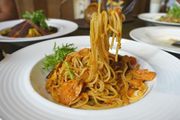 重量級的雙層牛肉洋蔥圈漢堡超震撼~還是個平日不限時、內建遊樂間的包場聖地呀！T-Park Café & eatery