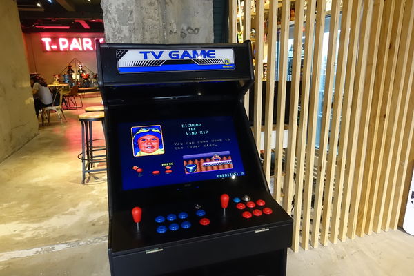 重量級的雙層牛肉洋蔥圈漢堡超震撼~還是個平日不限時、內建遊樂間的包場聖地呀！T-Park Café & eatery