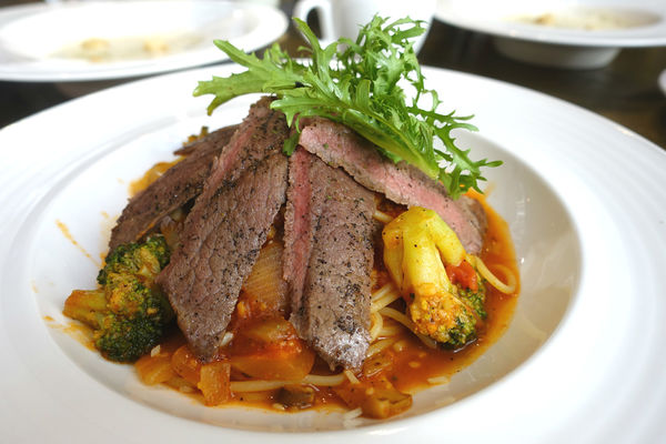 重量級的雙層牛肉洋蔥圈漢堡超震撼~還是個平日不限時、內建遊樂間的包場聖地呀！T-Park Café & eatery