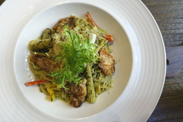 重量級的雙層牛肉洋蔥圈漢堡超震撼~還是個平日不限時、內建遊樂間的包場聖地呀！T-Park Café & eatery