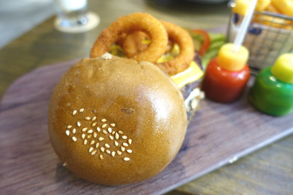 重量級的雙層牛肉洋蔥圈漢堡超震撼~還是個平日不限時、內建遊樂間的包場聖地呀！T-Park Café & eatery