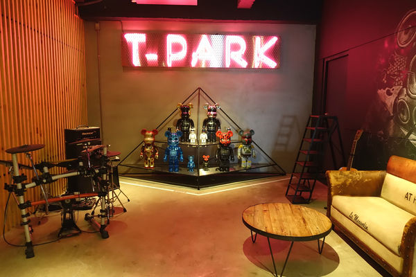 重量級的雙層牛肉洋蔥圈漢堡超震撼~還是個平日不限時、內建遊樂間的包場聖地呀！T-Park Café & eatery