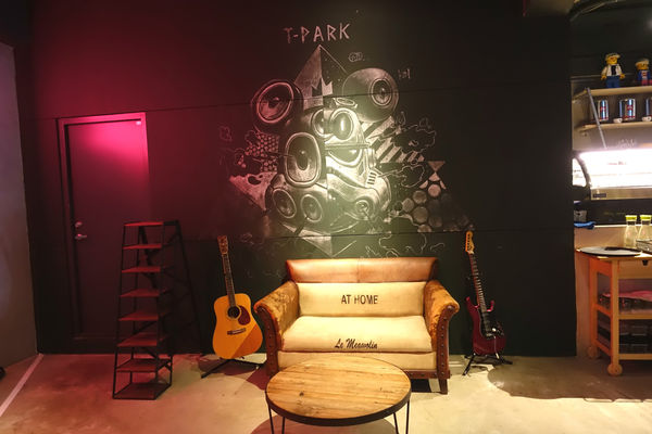 重量級的雙層牛肉洋蔥圈漢堡超震撼~還是個平日不限時、內建遊樂間的包場聖地呀！T-Park Café & eatery