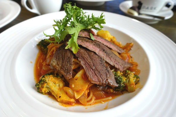 重量級的雙層牛肉洋蔥圈漢堡超震撼~還是個平日不限時、內建遊樂間的包場聖地呀！T-Park Café & eatery