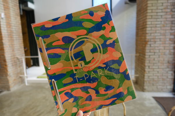 重量級的雙層牛肉洋蔥圈漢堡超震撼~還是個平日不限時、內建遊樂間的包場聖地呀！T-Park Café & eatery