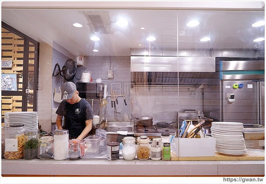 外觀低調生意超好，學生私藏口袋名單！低消只要100元，不限時不收服務費還有免費插座