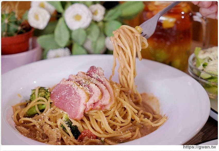 外觀低調生意超好，學生私藏口袋名單！低消只要100元，不限時不收服務費還有免費插座