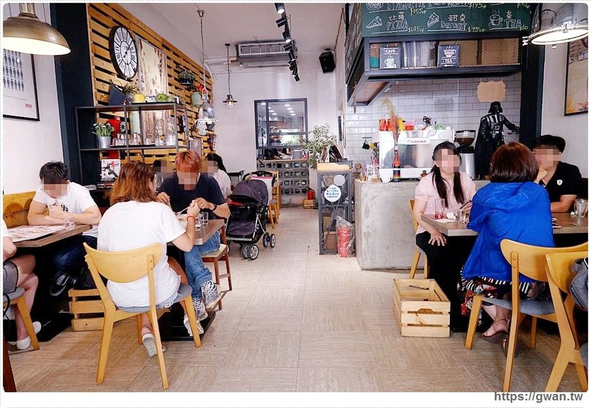 外觀低調生意超好，學生私藏口袋名單！低消只要100元，不限時不收服務費還有免費插座