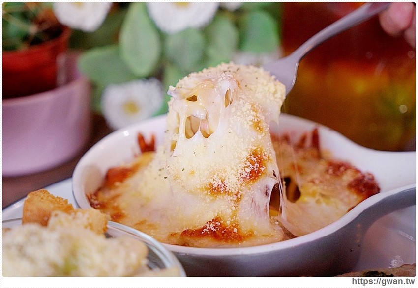 外觀低調生意超好，學生私藏口袋名單！低消只要100元，不限時不收服務費還有免費插座