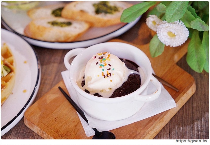 外觀低調生意超好，學生私藏口袋名單！低消只要100元，不限時不收服務費還有免費插座