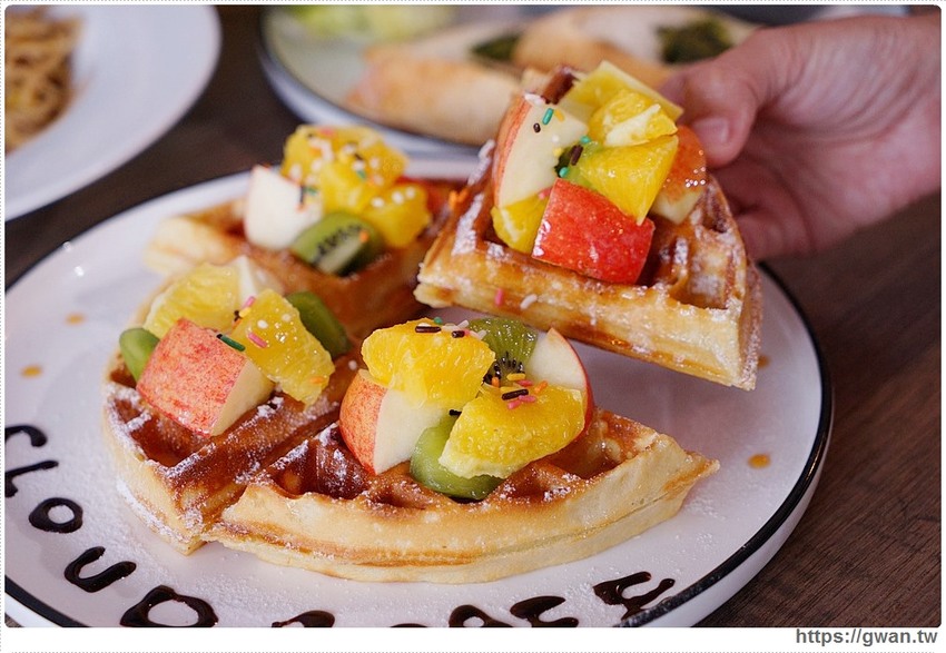 外觀低調生意超好，學生私藏口袋名單！低消只要100元，不限時不收服務費還有免費插座