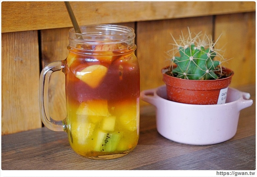 外觀低調生意超好，學生私藏口袋名單！低消只要100元，不限時不收服務費還有免費插座