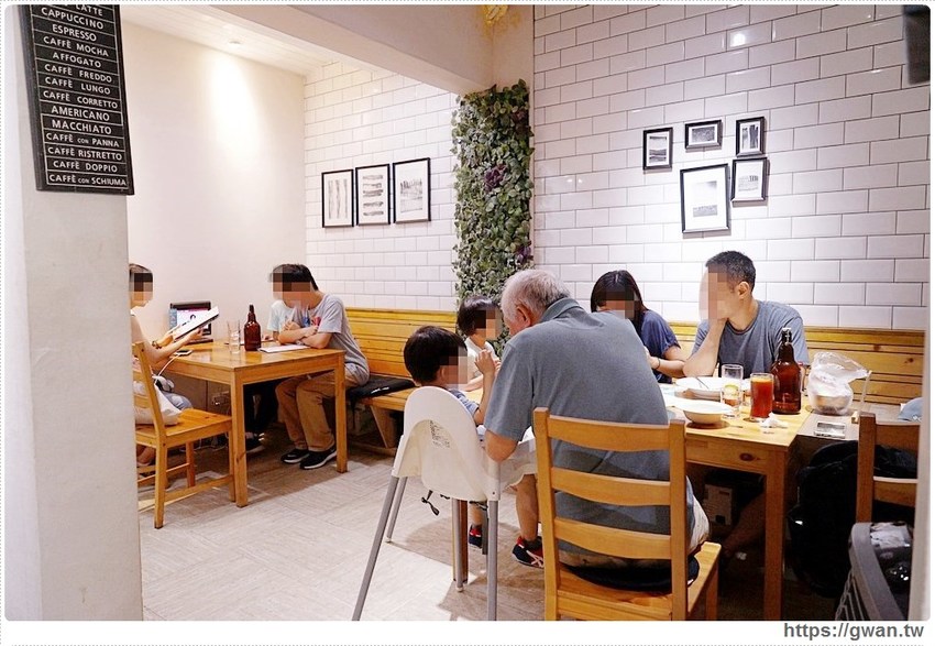 外觀低調生意超好，學生私藏口袋名單！低消只要100元，不限時不收服務費還有免費插座