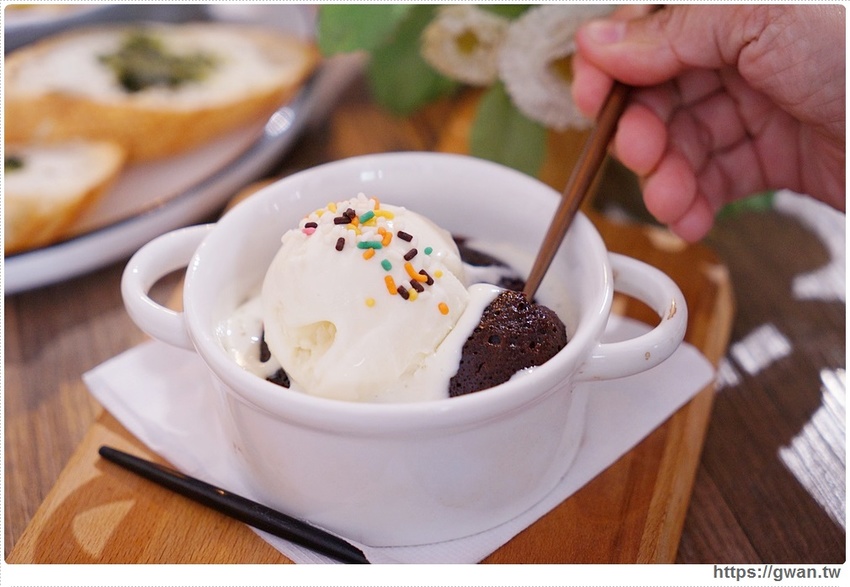 外觀低調生意超好，學生私藏口袋名單！低消只要100元，不限時不收服務費還有免費插座