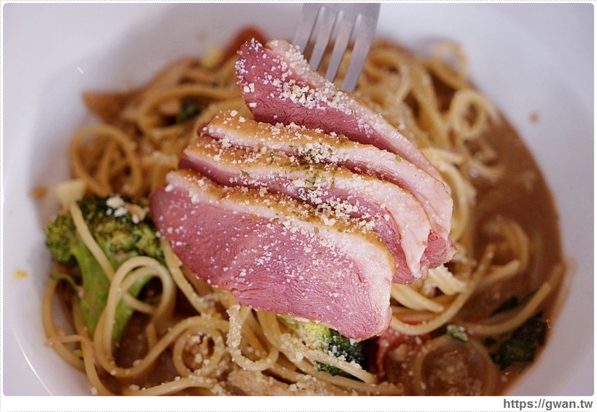 外觀低調生意超好，學生私藏口袋名單！低消只要100元，不限時不收服務費還有免費插座