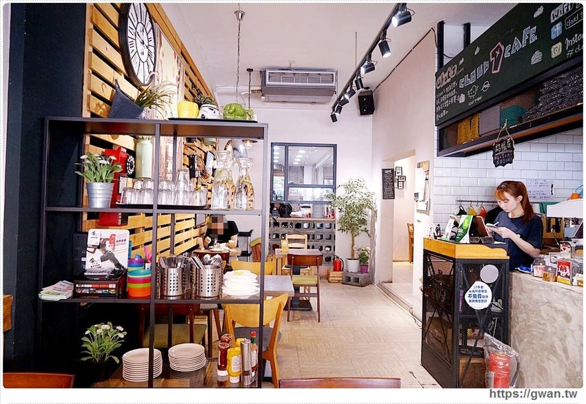 外觀低調生意超好，學生私藏口袋名單！低消只要100元，不限時不收服務費還有免費插座