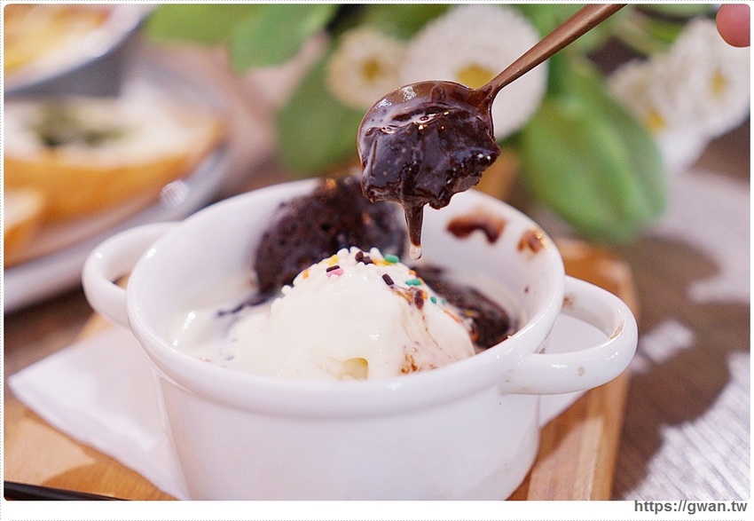 外觀低調生意超好，學生私藏口袋名單！低消只要100元，不限時不收服務費還有免費插座