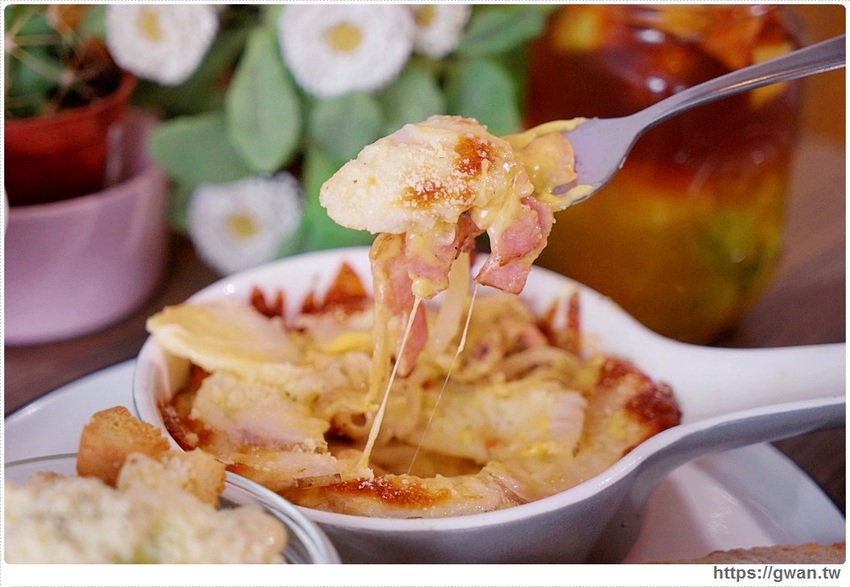 外觀低調生意超好，學生私藏口袋名單！低消只要100元，不限時不收服務費還有免費插座