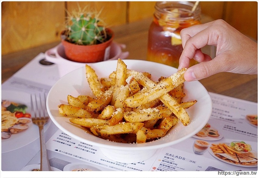 外觀低調生意超好，學生私藏口袋名單！低消只要100元，不限時不收服務費還有免費插座