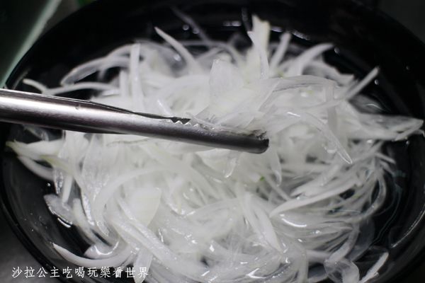 18度c麻醬涼麵:板橋涼麵瘋一碗只要30元/洋蔥、味噌湯免費續加『18度C 現做麻醬涼麵-總店』捷運亞東醫院站/亞東技術學院商圈