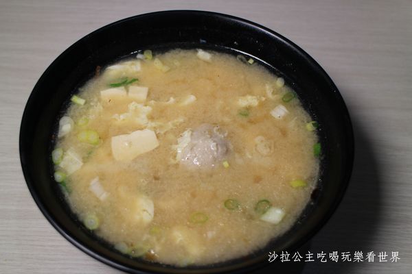 18度c麻醬涼麵:板橋涼麵瘋一碗只要30元/洋蔥、味噌湯免費續加『18度C 現做麻醬涼麵-總店』捷運亞東醫院站/亞東技術學院商圈