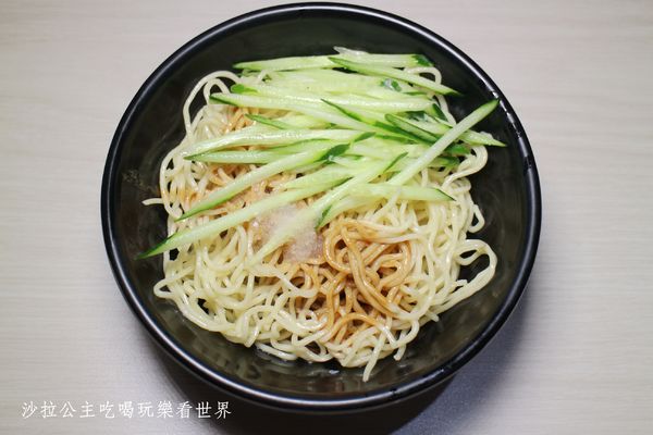 18度c麻醬涼麵:板橋涼麵瘋一碗只要30元/洋蔥、味噌湯免費續加『18度C 現做麻醬涼麵-總店』捷運亞東醫院站/亞東技術學院商圈
