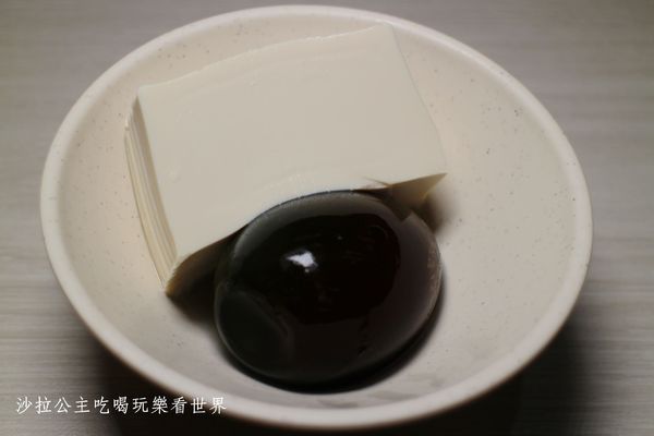 18度c麻醬涼麵:板橋涼麵瘋一碗只要30元/洋蔥、味噌湯免費續加『18度C 現做麻醬涼麵-總店』捷運亞東醫院站/亞東技術學院商圈