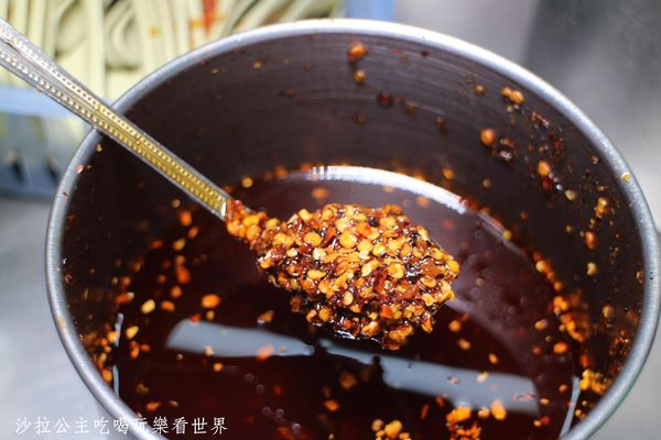 18度c麻醬涼麵:板橋涼麵瘋一碗只要30元/洋蔥、味噌湯免費續加『18度C 現做麻醬涼麵-總店』捷運亞東醫院站/亞東技術學院商圈