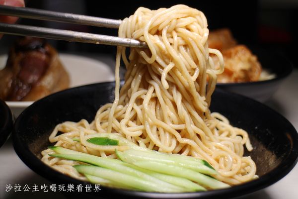 18度c麻醬涼麵:板橋涼麵瘋一碗只要30元/洋蔥、味噌湯免費續加『18度C 現做麻醬涼麵-總店』捷運亞東醫院站/亞東技術學院商圈