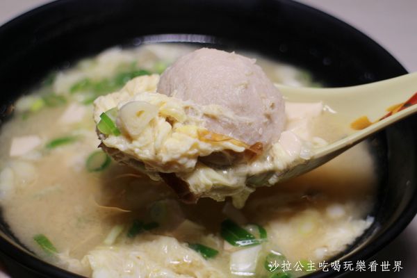 18度c麻醬涼麵:板橋涼麵瘋一碗只要30元/洋蔥、味噌湯免費續加『18度C 現做麻醬涼麵-總店』捷運亞東醫院站/亞東技術學院商圈