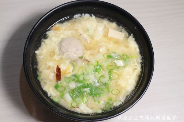 18度c麻醬涼麵:板橋涼麵瘋一碗只要30元/洋蔥、味噌湯免費續加『18度C 現做麻醬涼麵-總店』捷運亞東醫院站/亞東技術學院商圈