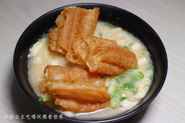 18度c麻醬涼麵:板橋涼麵瘋一碗只要30元/洋蔥、味噌湯免費續加『18度C 現做麻醬涼麵-總店』捷運亞東醫院站/亞東技術學院商圈