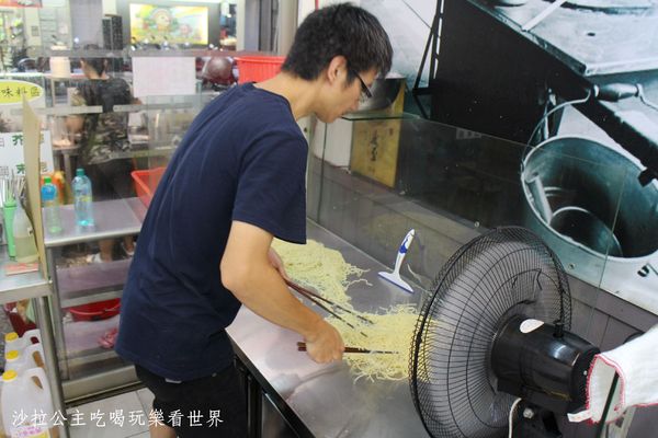 18度c麻醬涼麵:板橋涼麵瘋一碗只要30元/洋蔥、味噌湯免費續加『18度C 現做麻醬涼麵-總店』捷運亞東醫院站/亞東技術學院商圈