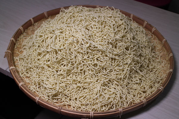 18度c麻醬涼麵:板橋涼麵瘋一碗只要30元/洋蔥、味噌湯免費續加『18度C 現做麻醬涼麵-總店』捷運亞東醫院站/亞東技術學院商圈