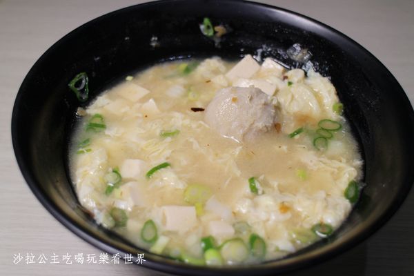 18度c麻醬涼麵:板橋涼麵瘋一碗只要30元/洋蔥、味噌湯免費續加『18度C 現做麻醬涼麵-總店』捷運亞東醫院站/亞東技術學院商圈