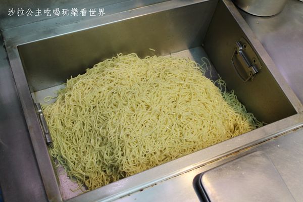 18度c麻醬涼麵:板橋涼麵瘋一碗只要30元/洋蔥、味噌湯免費續加『18度C 現做麻醬涼麵-總店』捷運亞東醫院站/亞東技術學院商圈