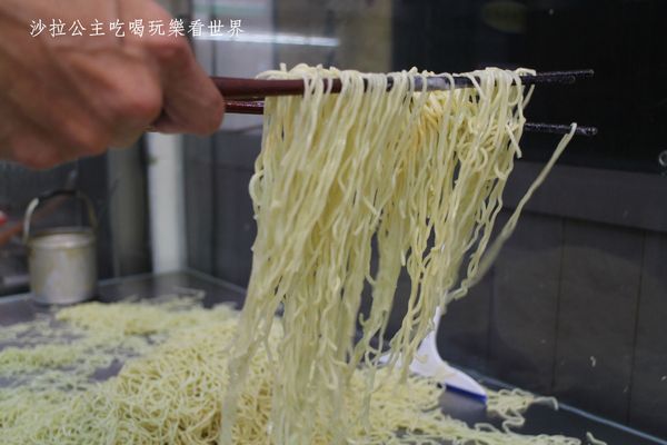 18度c麻醬涼麵:板橋涼麵瘋一碗只要30元/洋蔥、味噌湯免費續加『18度C 現做麻醬涼麵-總店』捷運亞東醫院站/亞東技術學院商圈