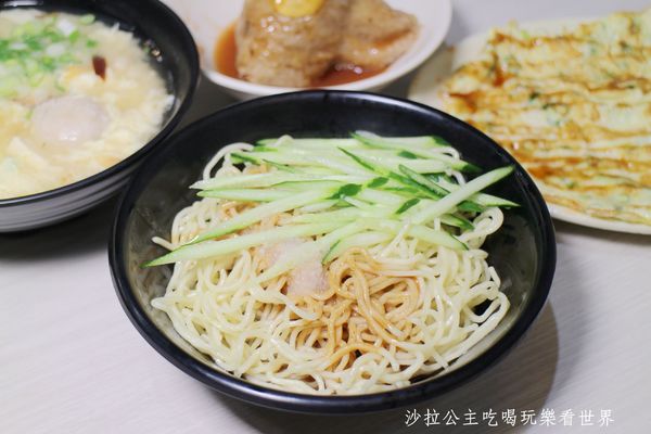18度c麻醬涼麵:板橋涼麵瘋一碗只要30元/洋蔥、味噌湯免費續加『18度C 現做麻醬涼麵-總店』捷運亞東醫院站/亞東技術學院商圈