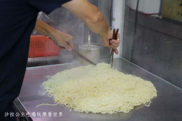 18度c麻醬涼麵:板橋涼麵瘋一碗只要30元/洋蔥、味噌湯免費續加『18度C 現做麻醬涼麵-總店』捷運亞東醫院站/亞東技術學院商圈