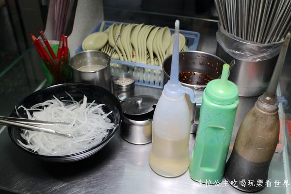 18度c麻醬涼麵:板橋涼麵瘋一碗只要30元/洋蔥、味噌湯免費續加『18度C 現做麻醬涼麵-總店』捷運亞東醫院站/亞東技術學院商圈