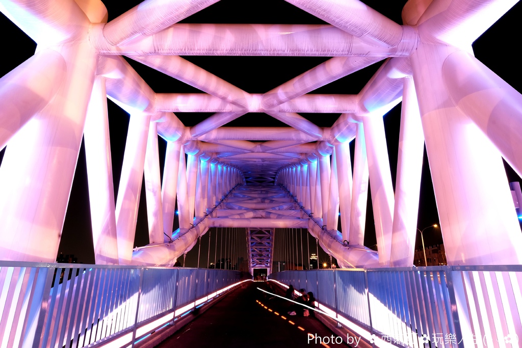 【台中。北屯區】攝影新秘境!白晝猶如冰雪結晶般造型的『海天橋』自行車道,黑夜像似藍眼睛般璀璨奪目,值得旅人探尋!